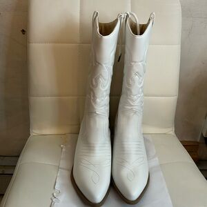 White cowboy boot women size 10 see pics beautiful!